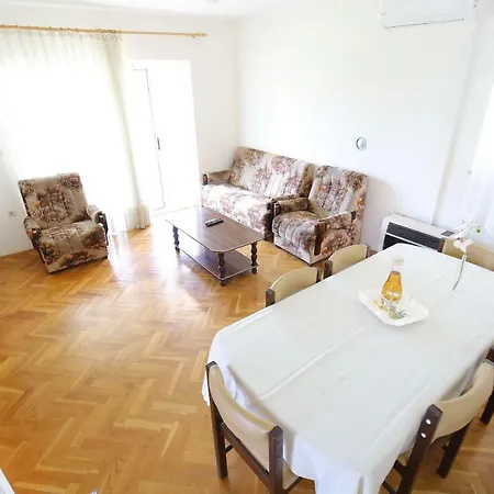 Large Gardens 2 Apartment