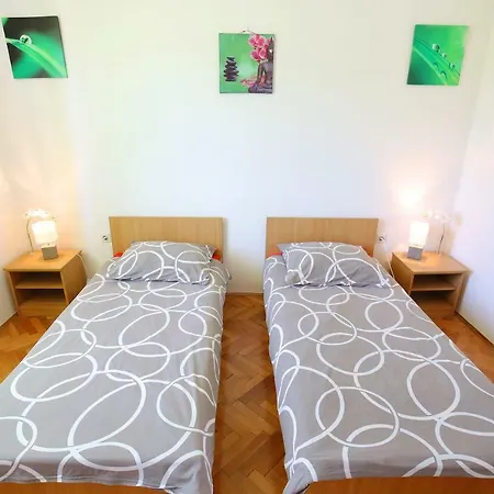 Apartment Large Gardens 2